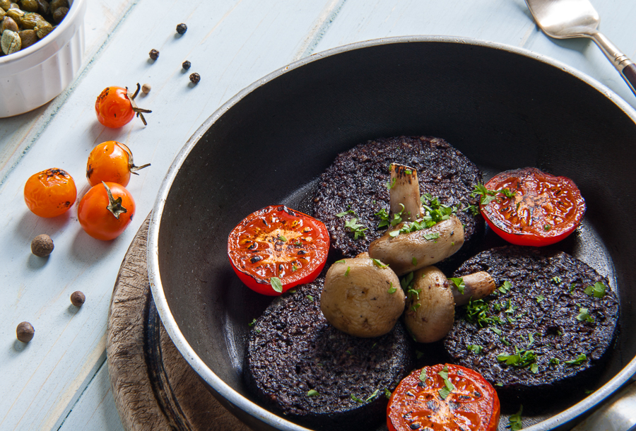 black-pudding-with-mushrooms-and-tomatoes.jpg